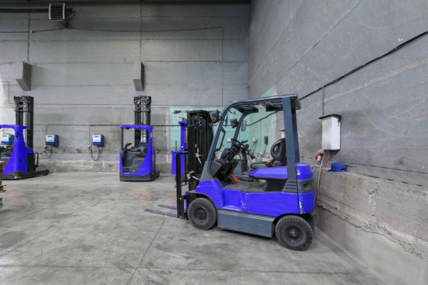electric forklifts charging