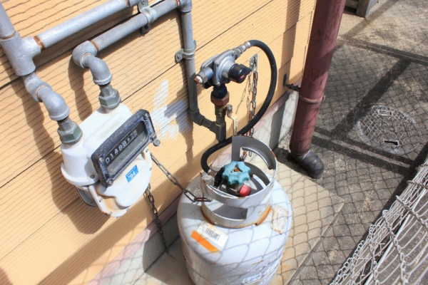 propane tank connected to a gauge reader and pipes